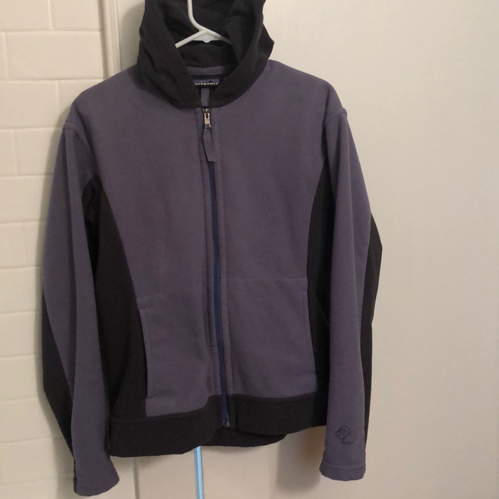 Patagonia Women’s fleece jacket. Purple/grey large